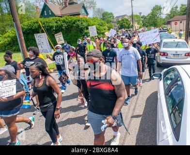 Bristol, Royaume-Uni. 06e juin 2020. Les gens tiennent des panneaux et et se promo dans la ville pendant une marche contre le racisme samedi 06 juin 2020 dans les rues de Bristol, . Des centaines de toutes les courses ont participé au rallye et à la marche par l'intermédiaire de Bristol Borough pour soutenir la question de la vie noire et contre le racisme. Crédit: William Thomas Cain/Alay Live News crédit: William Thomas Cain/Alay Live News Banque D'Images