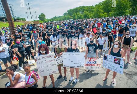 Bristol, Royaume-Uni. 06e juin 2020. Les participants se sont réunis pour prier avant une marche contre le racisme le samedi 06 juin 2020 dans les rues de Bristol. Des centaines de toutes les courses ont participé au rallye et à la marche par l'intermédiaire de Bristol Borough pour soutenir la question de la vie noire et contre le racisme. Crédit: William Thomas Cain/Alay Live News crédit: William Thomas Cain/Alay Live News Banque D'Images