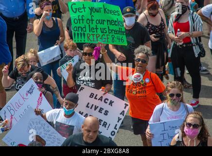 Bristol, Royaume-Uni. 06e juin 2020. Les gens tiennent des panneaux et et se promo dans la ville pendant une marche contre le racisme samedi 06 juin 2020 dans les rues de Bristol, . Des centaines de toutes les courses ont participé au rallye et à la marche par l'intermédiaire de Bristol Borough pour soutenir la question de la vie noire et contre le racisme. Crédit: William Thomas Cain/Alay Live News crédit: William Thomas Cain/Alay Live News Banque D'Images