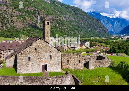 Village historique de Giornico célèbre pour ses trois églises médiévales de style roman dans la vallée de Leventina, canton du Tessin, montagnes des Alpes suisses, Suissel Banque D'Images