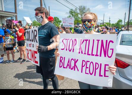 Bristol, Royaume-Uni. 06e juin 2020. Meghan Schulz (à droite) de Bristol est une affiche en marche contre le racisme le samedi 06 juin 2020 dans les rues de Bristol. Des centaines de toutes les courses ont participé au rallye et à la marche par l'intermédiaire de Bristol Borough pour soutenir la question de la vie noire et contre le racisme. Crédit: William Thomas Cain/Alay Live News crédit: William Thomas Cain/Alay Live News Banque D'Images