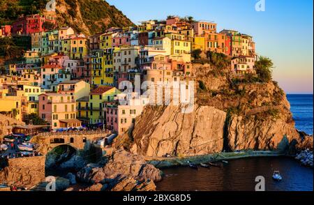 Village de Manarola à Cinque Terre, sur la côte méditerranéenne de la Ligurie, en Italie, au coucher du soleil Banque D'Images