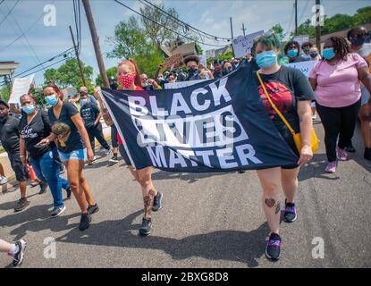 Bristol, Royaume-Uni. 06e juin 2020. Les participants crient "pas de justice pas de paix" lors d'une marche contre le racisme samedi 06 juin 2020 dans les rues de Bristol. Des centaines de toutes les races ont participé au rallye et à la marche par l'intermédiaire de Bristol Borougfh pour soutenir la question de la vie noire et contre le racisme. Crédit: William Thomas Cain/Alay Live News crédit: William Thomas Cain/Alay Live News Banque D'Images