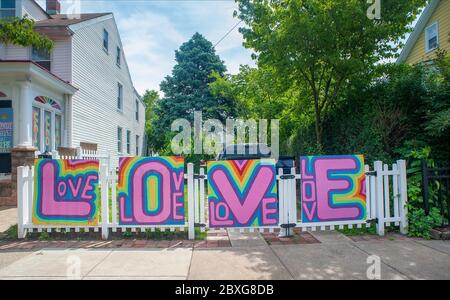 Bristol, Royaume-Uni. 06e juin 2020. Un panneau « AMOUR » se dresse le long de la route lors d'une marche contre le racisme samedi 06 juin 2020 dans les rues de Bristol. Des centaines de toutes les courses ont participé au rallye et à la marche par l'intermédiaire de Bristol Borough pour soutenir la question de la vie noire et contre le racisme. Crédit: William Thomas Cain/Alay Live News crédit: William Thomas Cain/Alay Live News Banque D'Images