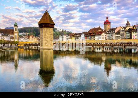 Lucerne, Suisse, vue sur la vieille ville avec pont en bois de la chapelle, un monument historique emblématique de la ville Banque D'Images