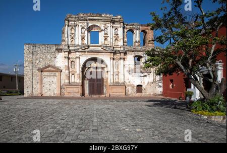 Ruines des anciens bâtiments de l'Antigua coloniale au Guatemala Banque D'Images