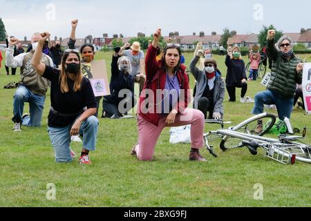 Terrain de jeux de Lordship Lane, Tottenham, Londres, Royaume-Uni. 7 juin 2020. BLM, Black Lives Matter, un rassemblement dans le terrain de loisirs de Lordship pour se souvenir de George Floyd. Crédit : Matthew Chattle/Alay Live News Banque D'Images