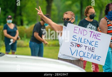 Lenore Hope of Bensalem tient un signe lors d'une vigile de procession de voiture socialement distante pour respecter la mort récente tragique de George Floyd et à a Banque D'Images