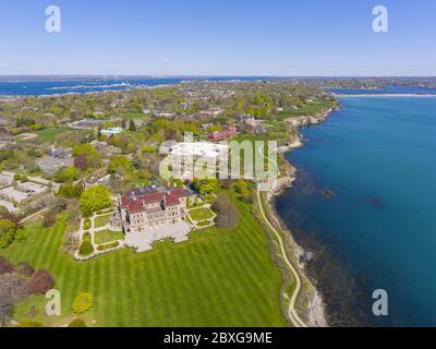 Vue aérienne de The Breakers and Cliff Walk à Newport, Rhode Island RI, États-Unis. Le Breakers est un manoir Vanderbilt avec la Renaissance italienne construite en 1895 Banque D'Images