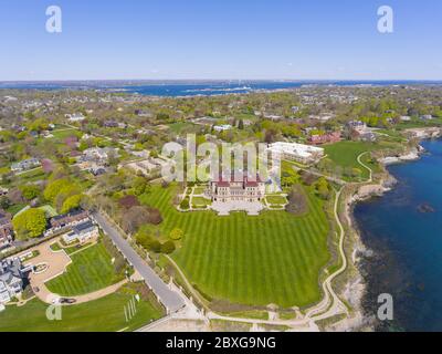 Vue aérienne de The Breakers and Cliff Walk à Newport, Rhode Island RI, États-Unis. Le Breakers est un manoir Vanderbilt avec la Renaissance italienne construite en 1895 Banque D'Images