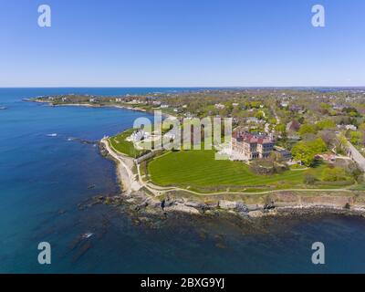 Vue aérienne de The Breakers and Cliff Walk à Newport, Rhode Island RI, États-Unis. Le Breakers est un manoir Vanderbilt avec la Renaissance italienne construite en 1895 Banque D'Images