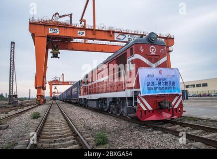 Pékin, province chinoise de Hubei. 9 mai 2020. Un train de marchandises Chine-Europe se prépare à partir de la gare centrale de conteneurs de Wujiashan, dans la province centrale de Hubei, à Wuhan, le 9 mai 2020. Ce train de marchandises à destination de Belgrade a été chargé de fournitures anti-épidémiques. Crédit: Xiao Yijiu/Xinhua/Alamy Live News Banque D'Images