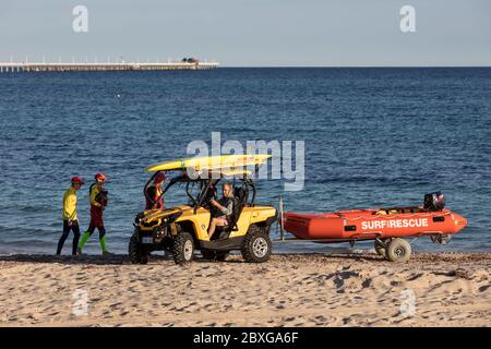 Busselton Australie occidentale 9 novembre 2019 : le club de sauvetage Busselton Surf préparant son bateau pour le lancement Banque D'Images