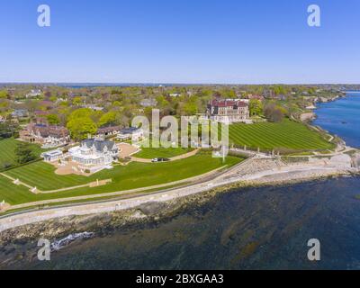 Vue aérienne de The Breakers and Cliff Walk à Newport, Rhode Island RI, États-Unis. Le Breakers est un manoir Vanderbilt avec la Renaissance italienne construite en 1895 Banque D'Images