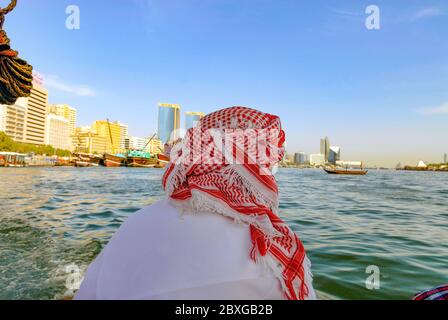 Homme à keffiyeh sur le port de Dubaï Banque D'Images