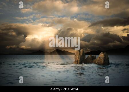 Poutres de soleil sur les formations rocheuses de l'océan, Corona Del Mar, Californie, États-Unis Banque D'Images