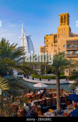 Madinat Jumeirah et Burj-El-Arab à Dubaï Banque D'Images