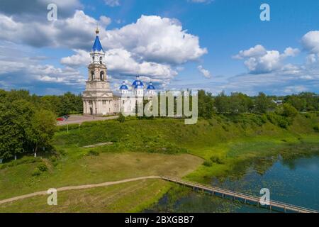 Vue de l'ancienne cathédrale de Résurrection le jour de juillet ensoleillé (tiré d'un quadricoptère). Kashin, Russie Banque D'Images