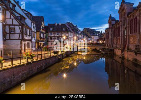 COLMAR, FRANCE - 31 JUILLET 2016 : vue nocturne sur les bâtiments à ossature de bois et une partie du marché couvert de Colmar. Des réflexions sont visibles. Banque D'Images