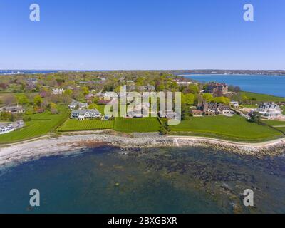 Manoirs historiques et Cliff Walk dans Bellevue Avenue vue aérienne du quartier historique à Newport, Rhode Island RI, États-Unis. Banque D'Images