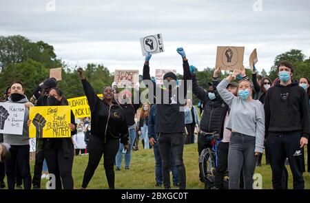 Edimbourg, Ecosse Royaume-Uni. 7 juin 2020. Alors que l'Amérique pleure la perte de George Floyd, tué par un policier, Édimbourg, Les gens manifestent leur soutien contre le racisme et la discrimination pour démontrer que cela est très vivant en Écosse et que Black Lives Matter (BLM) leur protestation est contre le meurtre illégal d'un homme noir non armé par la police aux États-Unis. Des centaines de personnes se sont rassemblées à Holyrood Park à 13:00. Les organisateurs ont demandé que les participants portent des masques protecteurs et une distance sociale les uns des autres. Banque D'Images