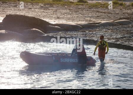 Busselton Australie occidentale 9 novembre 2019 : Busselton Surf sauvetage club bateau en préparation pour le lancement dans le surf Banque D'Images