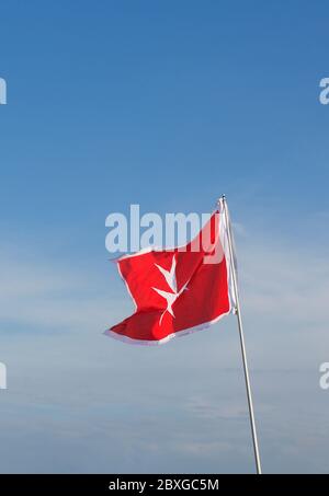 Drapeau maltais soufflant dans le vent, Malte Banque D'Images