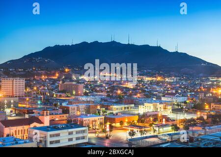 El Paso, Texas, USA Centre-ville city skyline at Dusk à Juarez, au Mexique, au loin. Banque D'Images