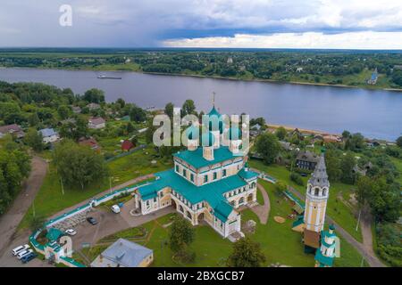 Vue sur la cathédrale de Résurrection et la Volga le jour de juillet (photographie aérienne). Tutaev, Russie Banque D'Images