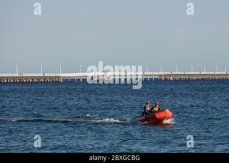 Busselton Australie occidentale 9 novembre 2019 : Busselton Surf Lifesaving club bateau de sauvetage et équipage sur un exercice d'entraînement Banque D'Images