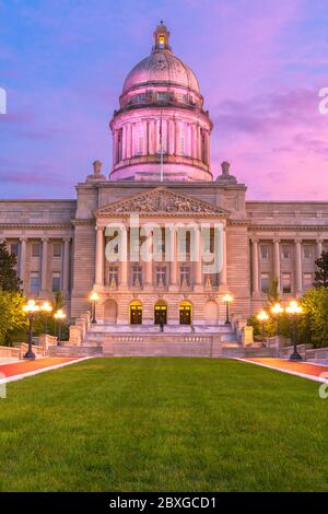 Frankfort, Kentucky, USA avec le Kentucky State Capitol au crépuscule. Banque D'Images