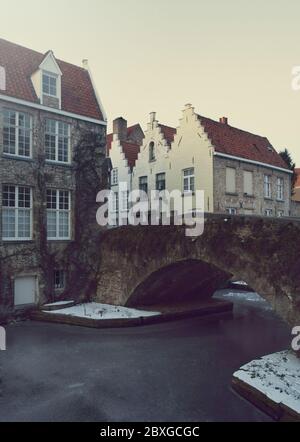 Scène hivernale tôt le matin à Bruges, Belgique Banque D'Images