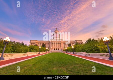 Frankfort, Kentucky, USA avec le Kentucky State Capitol au crépuscule. Banque D'Images