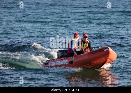 Busselton Australie occidentale 9 novembre 2019 : Busselton Surf Lifesaving club bateau de sauvetage et équipage sur un exercice d'entraînement Banque D'Images