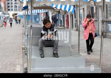 Mark Herghelejiu (6) mange une glace tout en étant assis dans un stand du plus ancien marché alimentaire de Dublin sur Moore Street, célèbre pour ses stands de fruits et légumes en plein air. Les entreprises se préparent à rouvrir à mesure que la deuxième phase de la feuille de route de récupération du coronavirus irlandais entrera en vigueur le lundi 8 juin, ainsi que d'autres mesures initialement prévues pour les phases ultérieures. Banque D'Images