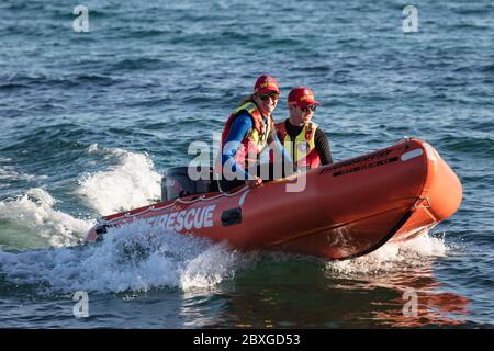 Busselton Australie occidentale 9 novembre 2019 : Busselton Surf Lifesaving club bateau de sauvetage et équipage sur un exercice d'entraînement Banque D'Images