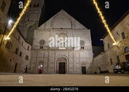 La Catedrale di San Rufino di Assisi de nuit, Assise, Italie Banque D'Images