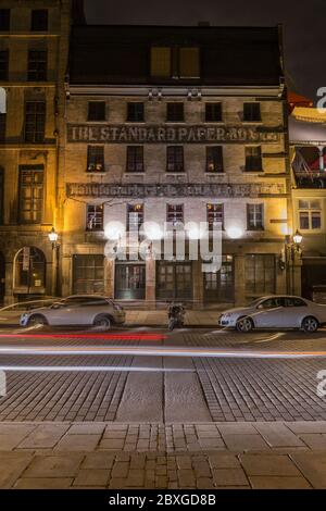 MONTRÉAL, CANADA - 17 MAI 2015 : vue nocturne des bâtiments le long de la rue de la commune dans le Vieux-Montréal. Banque D'Images