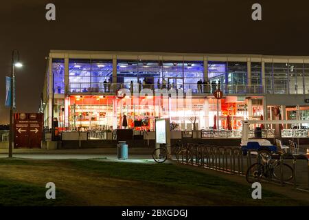 MONTRÉAL, CANADA - 17 MAI 2015 : l'extérieur des bars et des restaurants près du Vieux-Port de Montréal la nuit. Les gens peuvent être vus. Banque D'Images