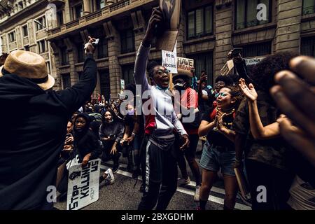 Barcelone, Espagne. 7 juin 2020. Les manifestants ont crié des slogans tout en protestant contre le racisme et la brutalité policière lors d'un hommage au citoyen afro-américain George Floyd, tué alors qu'il était sous le contrôle de la police de Minneapolis. Crédit: Matthias Oesterle/Alamy Live News Banque D'Images