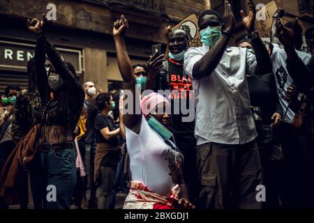 Barcelone, Espagne. 7 juin 2020. Les manifestants ont crié des slogans tout en protestant contre le racisme et la brutalité policière lors d'un hommage au citoyen afro-américain George Floyd, tué alors qu'il était sous le contrôle de la police de Minneapolis. Crédit: Matthias Oesterle/Alamy Live News Banque D'Images