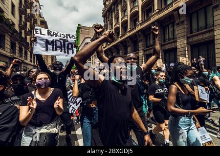 Barcelone, Espagne. 7 juin 2020. Les manifestants ont crié des slogans tout en protestant contre le racisme et la brutalité policière lors d'un hommage au citoyen afro-américain George Floyd, tué alors qu'il était sous le contrôle de la police de Minneapolis. Crédit: Matthias Oesterle/Alamy Live News Banque D'Images