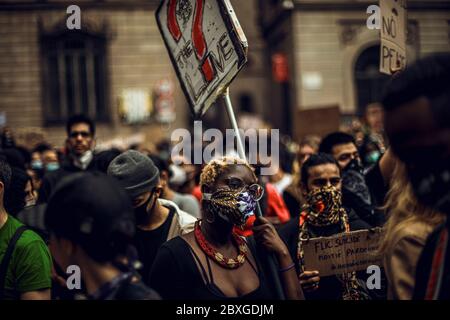 Barcelone, Espagne. 7 juin 2020. Les manifestants dotés d'un masque facial protecteur tiennent des pancartes tandis qu'ils protestent contre le racisme et la brutalité policière lors d'un hommage au citoyen afro-américain George Floyd qui a été tué alors qu'il était sous le contrôle de la police de Minneapolis. Crédit: Matthias Oesterle/Alamy Live News Banque D'Images