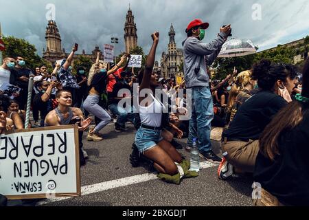 Barcelone, Espagne. 7 juin 2020. Les manifestants ont crié des slogans tout en protestant contre le racisme et la brutalité policière lors d'un hommage au citoyen afro-américain George Floyd, tué alors qu'il était sous le contrôle de la police de Minneapolis. Crédit: Matthias Oesterle/Alamy Live News Banque D'Images