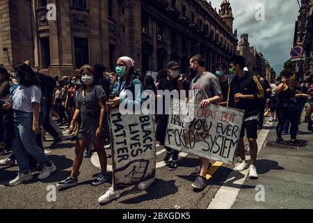 Barcelone, Espagne. 7 juin 2020. Les manifestants portent des pancartes lors d'une manifestation contre le racisme et la brutalité policière, en hommage au citoyen afro-américain George Floyd qui a été tué alors qu'il était sous le contrôle de la police de Minneapolis. Crédit: Matthias Oesterle/Alamy Live News Banque D'Images