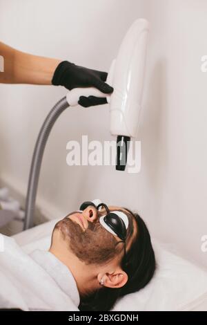 Femme ayant un traitement de beauté de zeste de carbone Banque D'Images