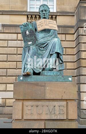 Statue de David Hume dans le Royal Mile d'Édimbourg avec panneau de protestation en carton suite à la manifestation Black Lives Matter le 7 juin 2020 Banque D'Images