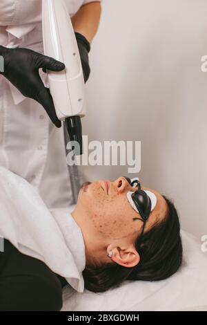 Femme ayant un traitement de beauté de zeste de carbone Banque D'Images