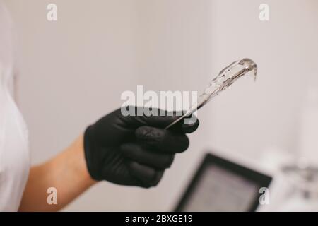 Esthéticienne se préparer à appliquer du gel pour un traitement d'épilation au laser Banque D'Images