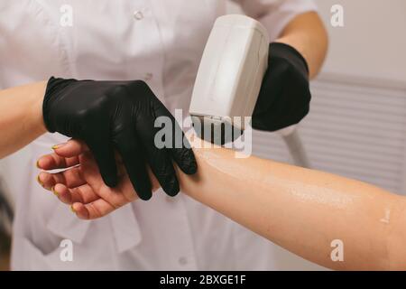 Femme ayant un traitement d'épilation au laser dans un salon de beauté Banque D'Images